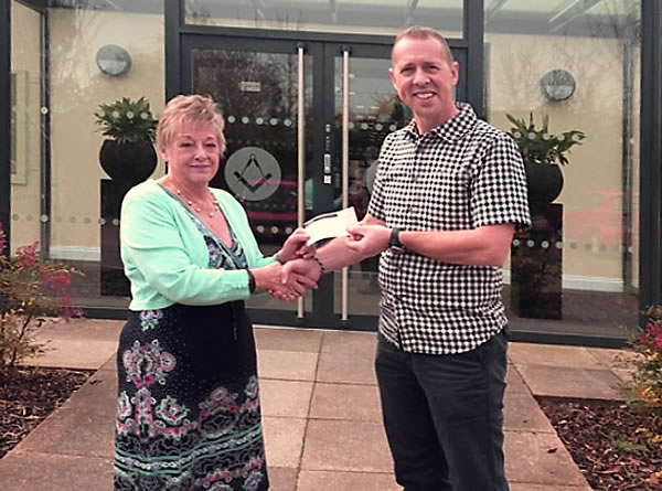 Gill Bott presents 1,000 cheque to Ian Spencer